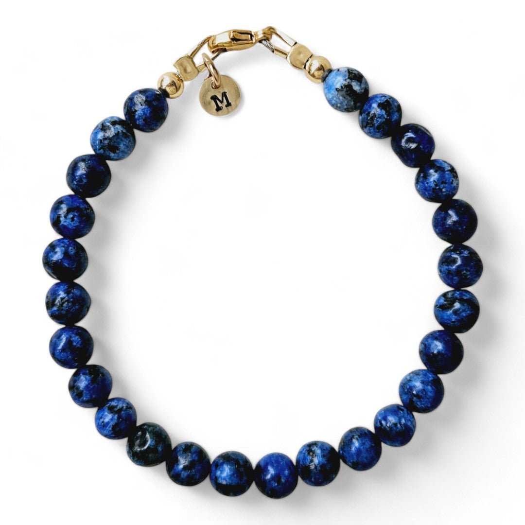 Zilveren herenarmband Jort met blauwe kwarts, aan de sluiting hangt een gouden initiaalbedel van 6mm