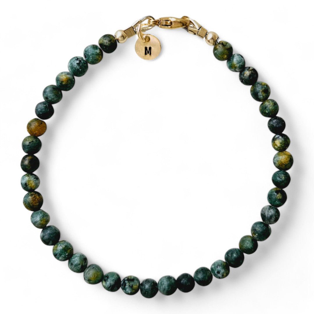 gouden herenarmband Jules met 4mm natuursteenkralen, aan de sluiting hangt een gouden initiaalbedel