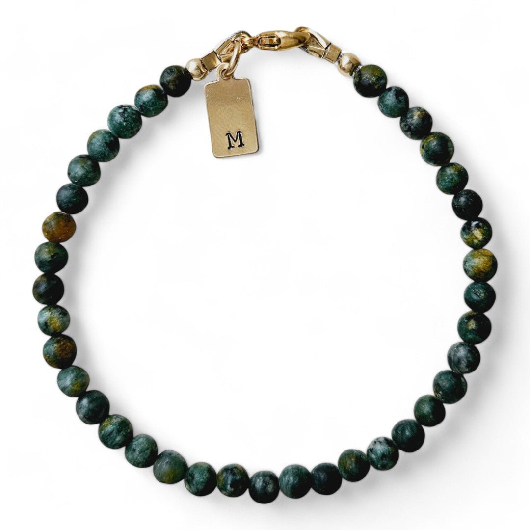 gouden herenarmband Jules met 4mm natuursteenkralen, aan de sluiting hangt een gouden initiaalbedel