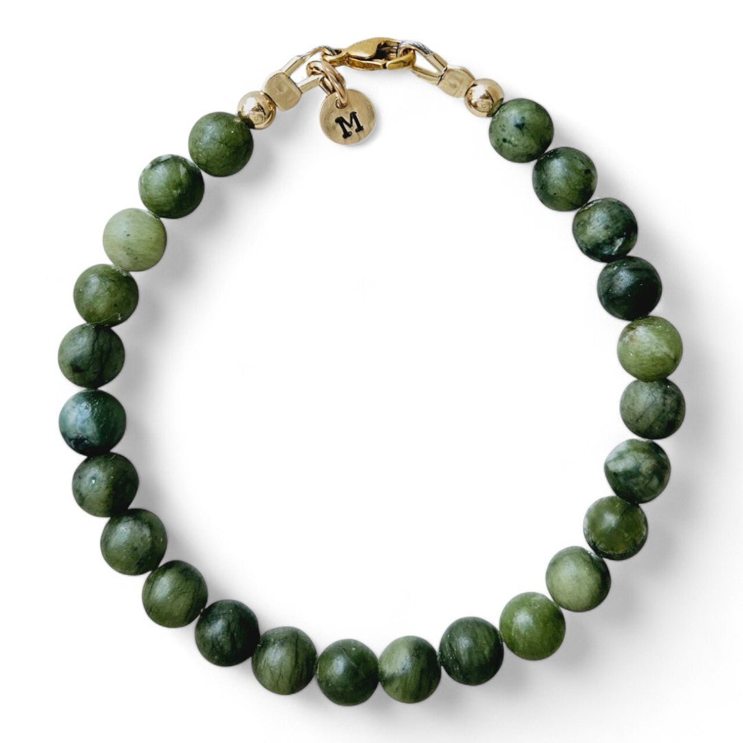Gouden heren armband Midas met 6mm natuursteenkralen Taiwan Jade, aan de sluiting hangt een gouden initiaalbedel