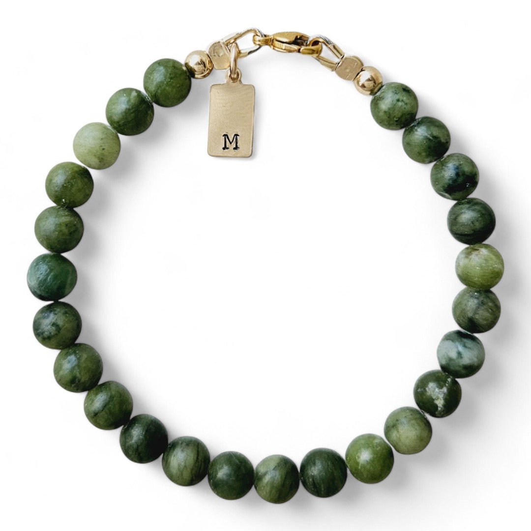 Gouden heren armband Midas met 6mm natuursteenkralen Taiwan Jade, aan de sluiting hangt een gouden initiaalbedel