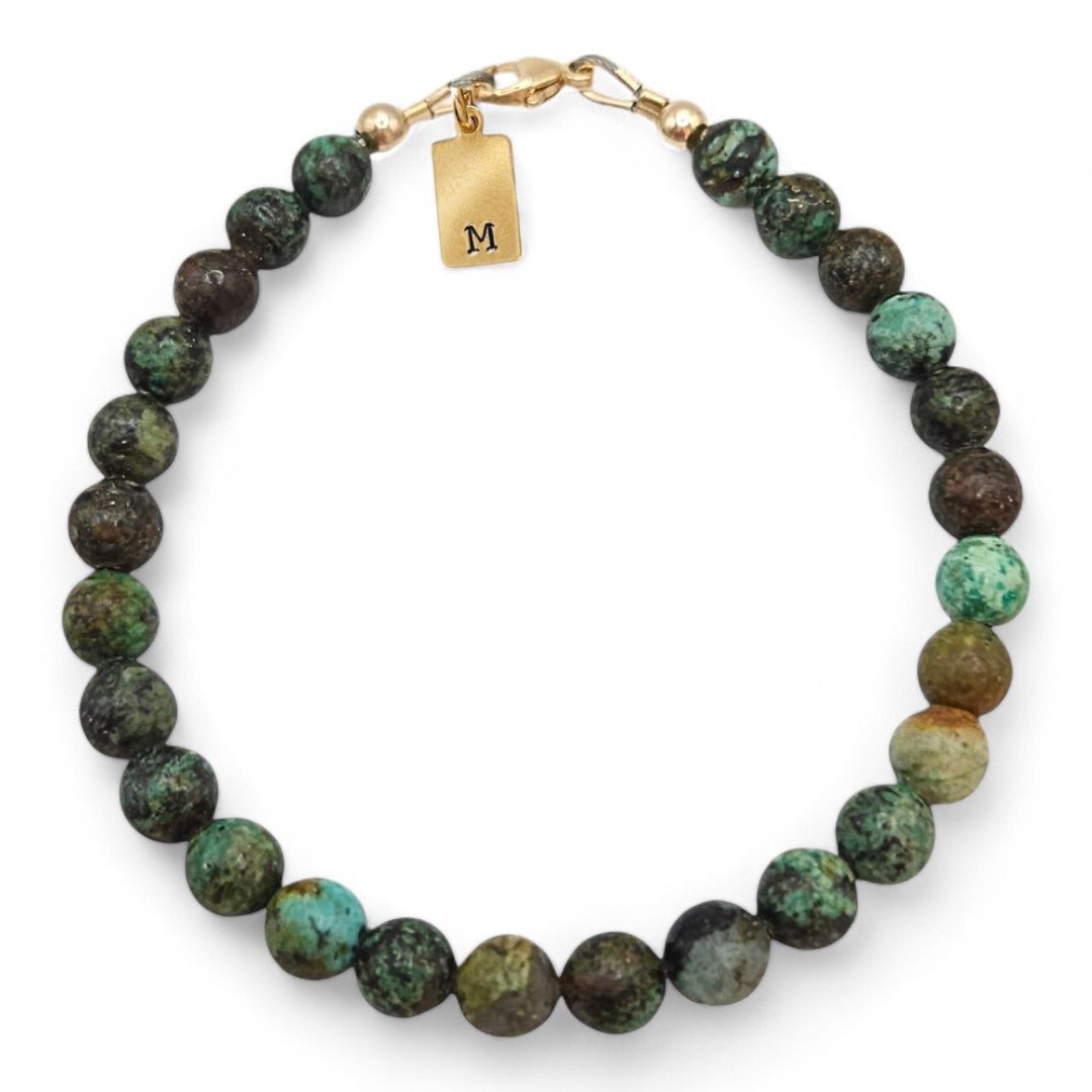 Gouden herenarmband Jeroen met 6mm natuursteenkralen Turquoise jaspis, aan de sluiting hangt een gouden initiaalbedel