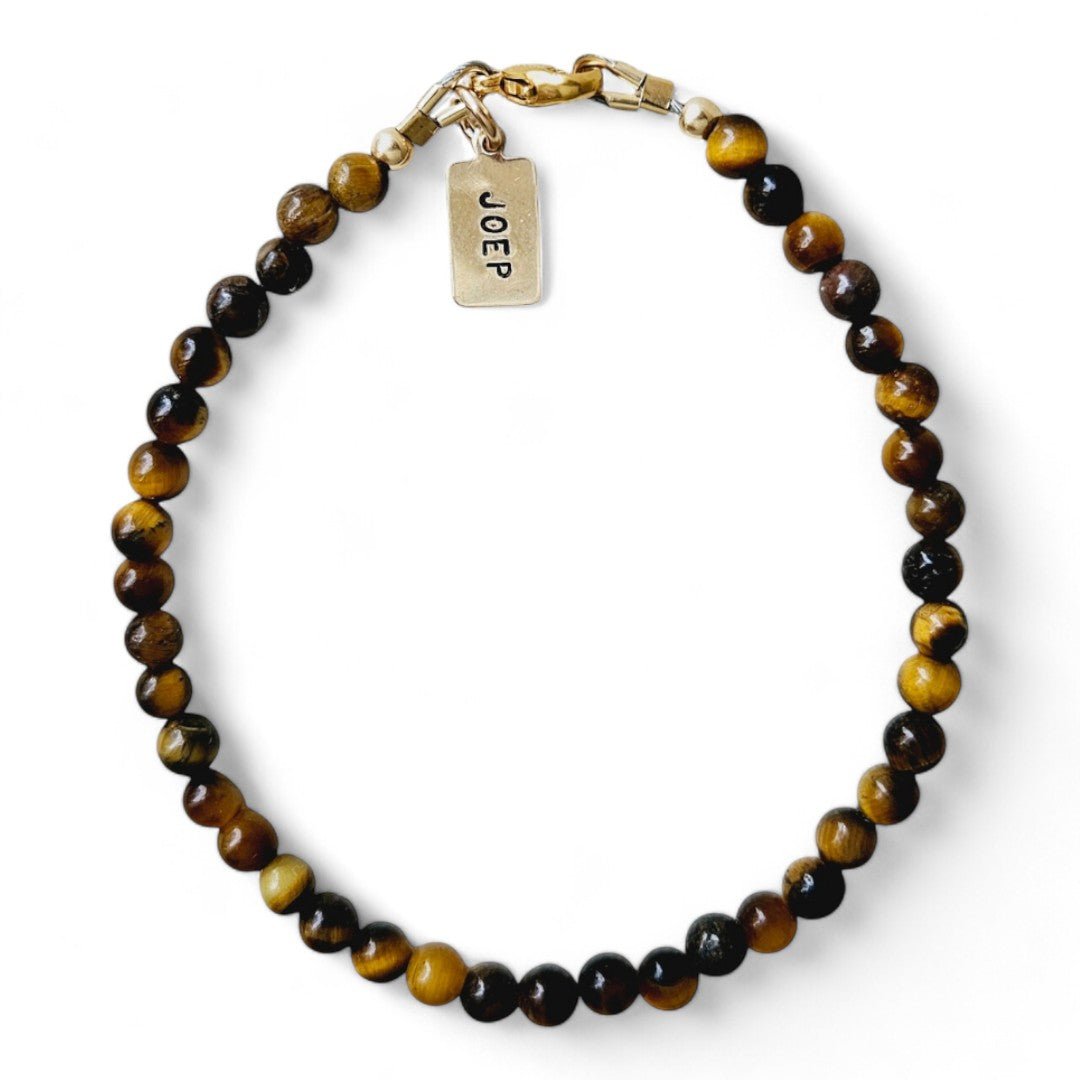 Gouden herenarmband Faas met 4mm natuursteenkralen Tijgeroog, aan de sluiting hangt een gouden naambedel