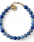 Gouden herenarmband Jack met 6mm natuursteenkralen blauwe Aventurijn, aan de sluiting hangt een gouden naambedel van 10mm