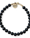 gouden herenarmband Joeri met 6mm natuursteenkralen Obsidiaan, aan de sluiting hangt een gouden naambedel van 10mm