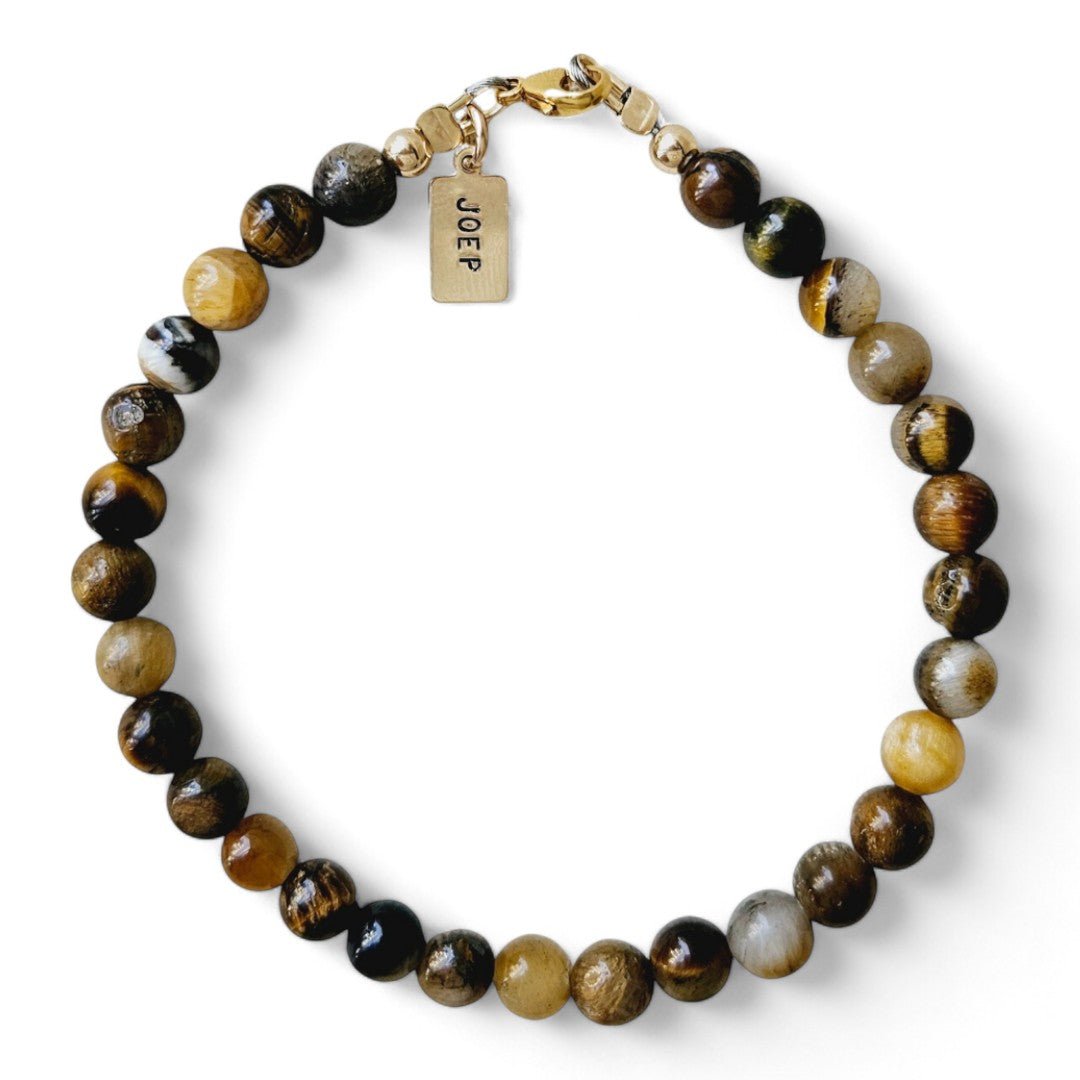 Gouden herenarmband Joost met 6mm natuursteenkralen tijgeroog, kwarts en agaat. Aan de sluiting hangt een gouden naambedel