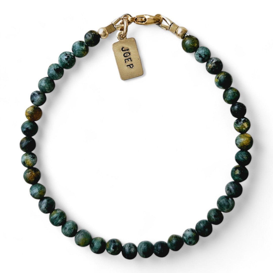 Gouden herenarmband Jules met 4mm natuursteenkralen, aan de sluiting hangt een gouden naambedel