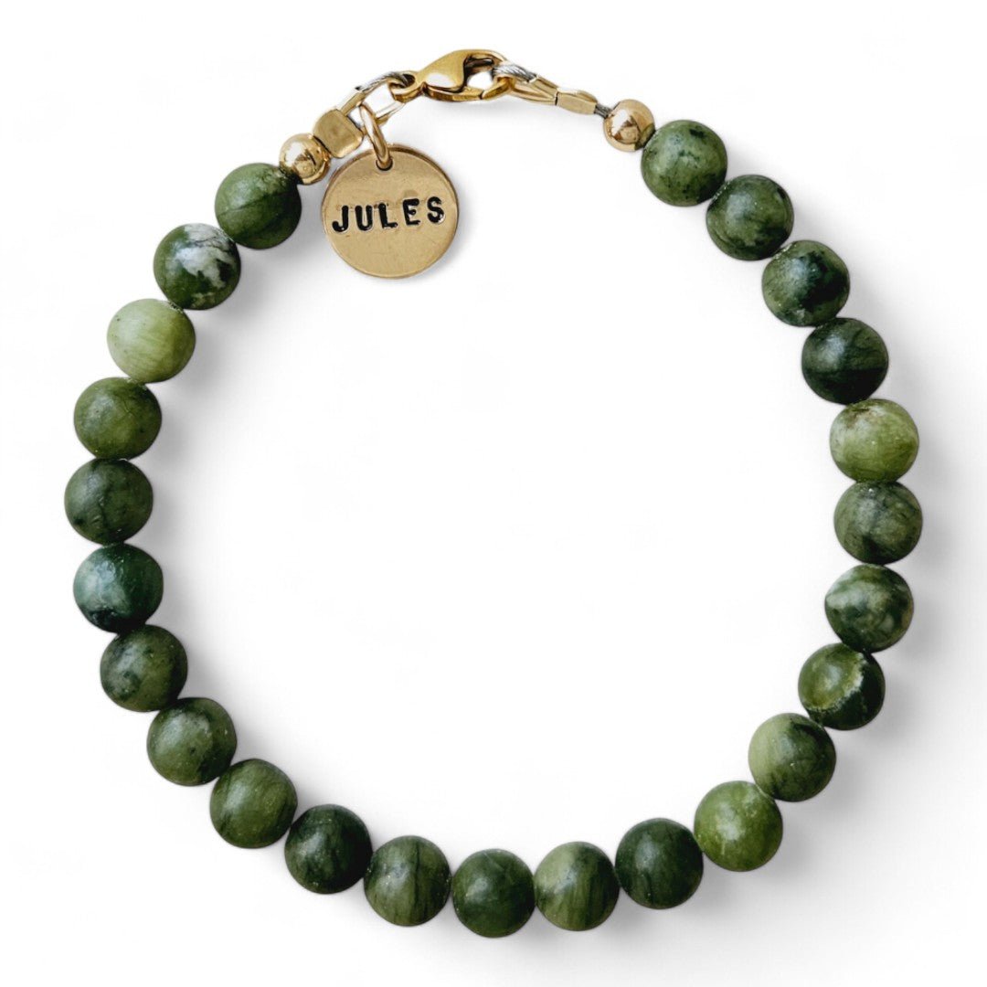 Gouden herenarmband met 6mm natuursteenkralen taiwan jade, aan de sluiting hangt een gouden naambedel van 10mm