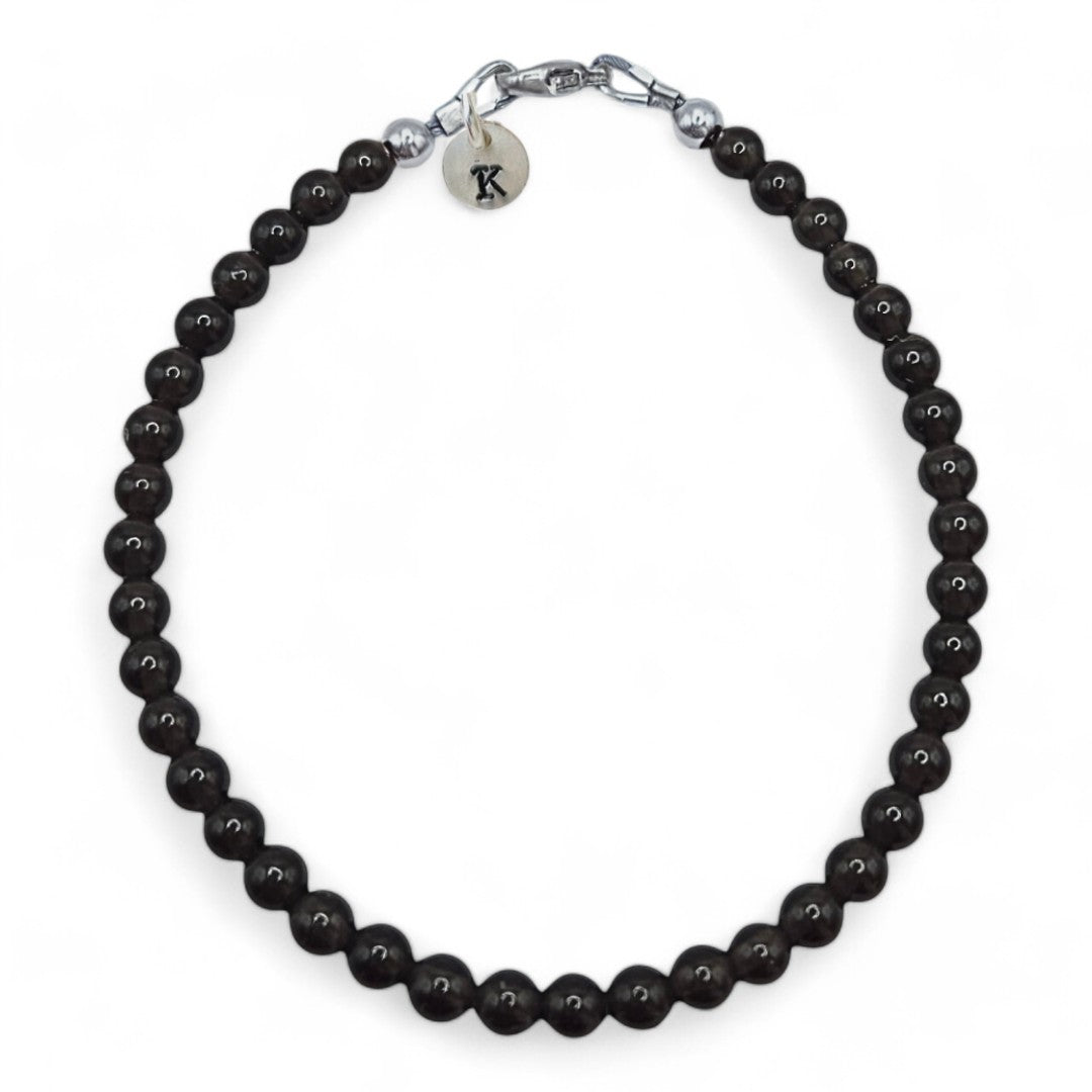 Armband heren zilver Bobbie met mm natuursteenkralen Obsidiaan, aan de sluiting van de armband hangt een zilveren initiaalbedel van 6mm