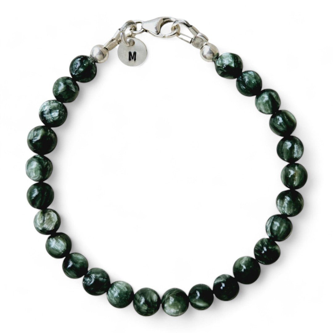 Armband heren zilver Hugo met 6mm natuursteenkralen Serafiniet, aan de sluiting hangt een zilveren initiaalbedel van 6mm