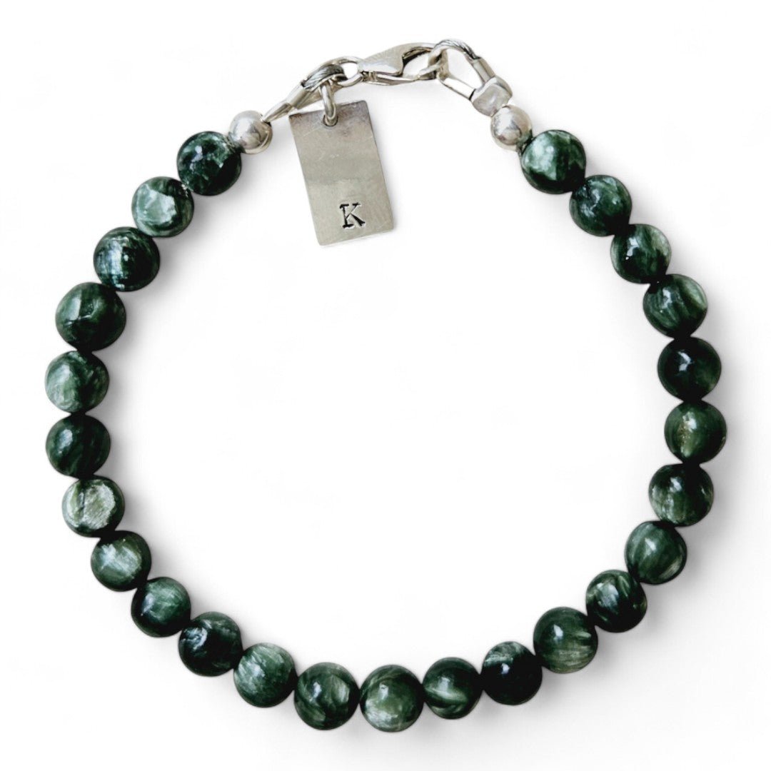 Armband heren zilver Hugo met 6mm natuursteenkralen Serafiniet, aan de sluiting hangt een zilveren initiaalbedel