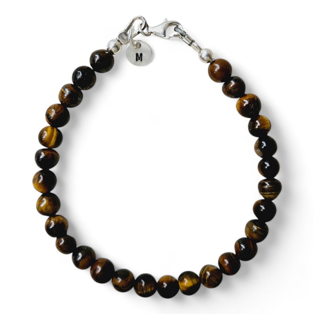 Armband heren zilver Ian met 6mm natuursteenkralen tijgeroog, aan de sluiting hangt een zilveren initiaalbedel