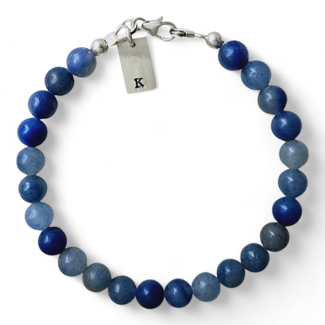 Zilveren herenarmband Jack met 6mm natuursteenkralen blauwe Aventurijn, aan de sluiting hangt een zilveren initiaalbedel