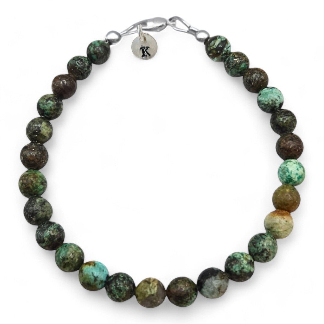 Zilveren herenarmband Jeroen met 6mm natuursteenkralen turquoise Jaspis, aan de sluiting hangt een zilveren initiaalbedel