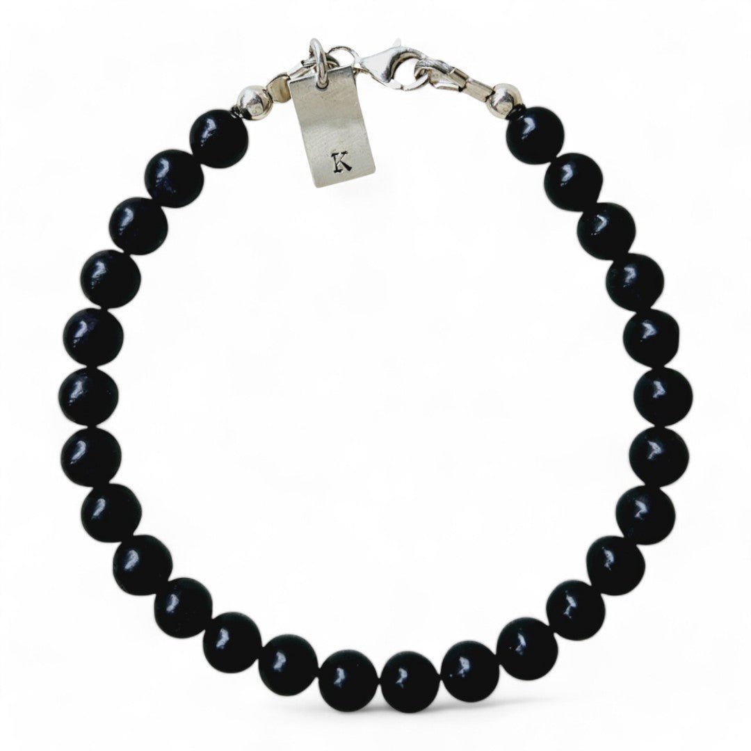 Zilveren herenarmband Joeri met 6mm natuursteenkralen Obsidiaan, aan de slutiing hangt een zilveren initiaalbedel