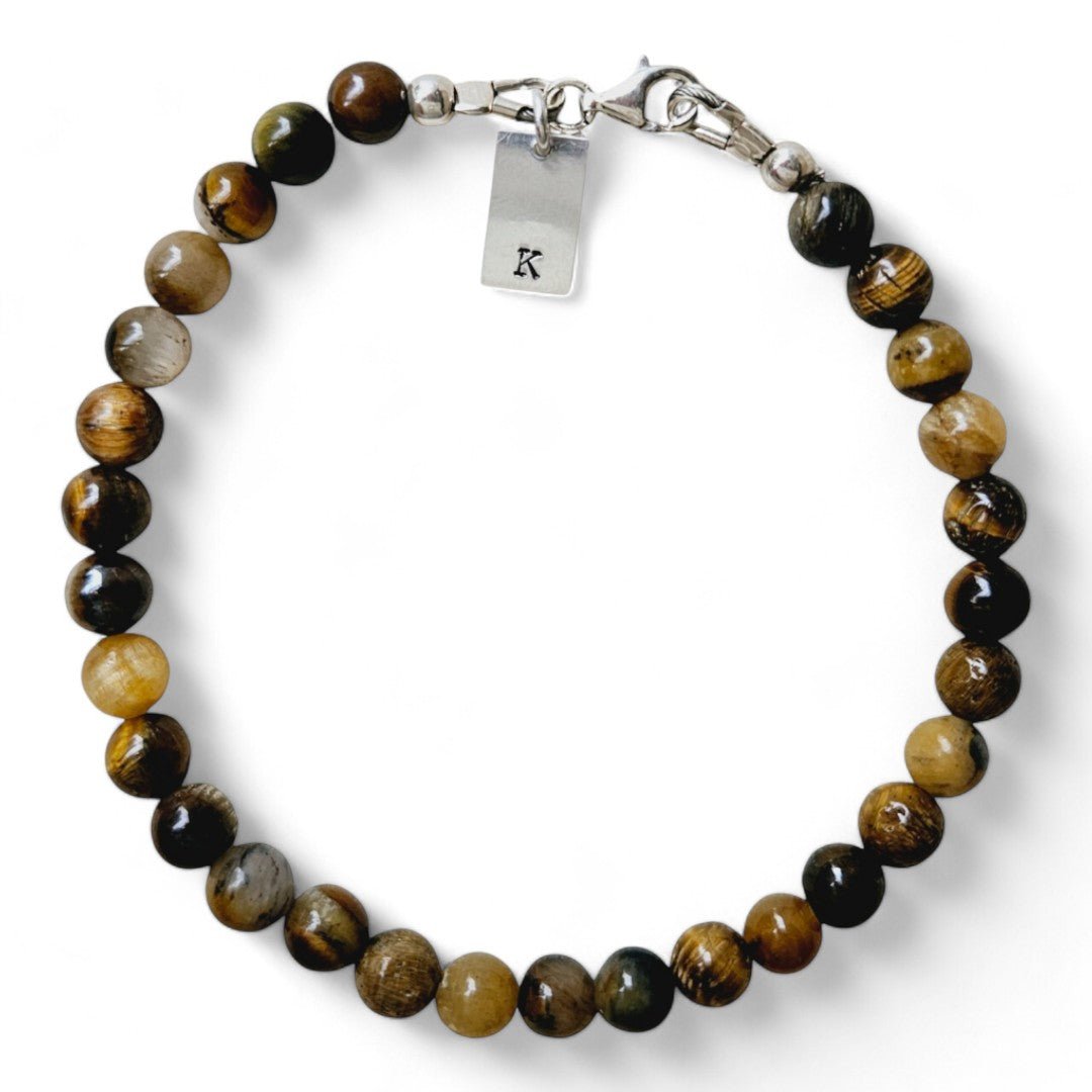 Zilveren herenarmband Joost met 6mm natuursteenkralen  tijgeroog, agaat en kwarts, aan de sluiting hangt een zilveren initiaalbedel