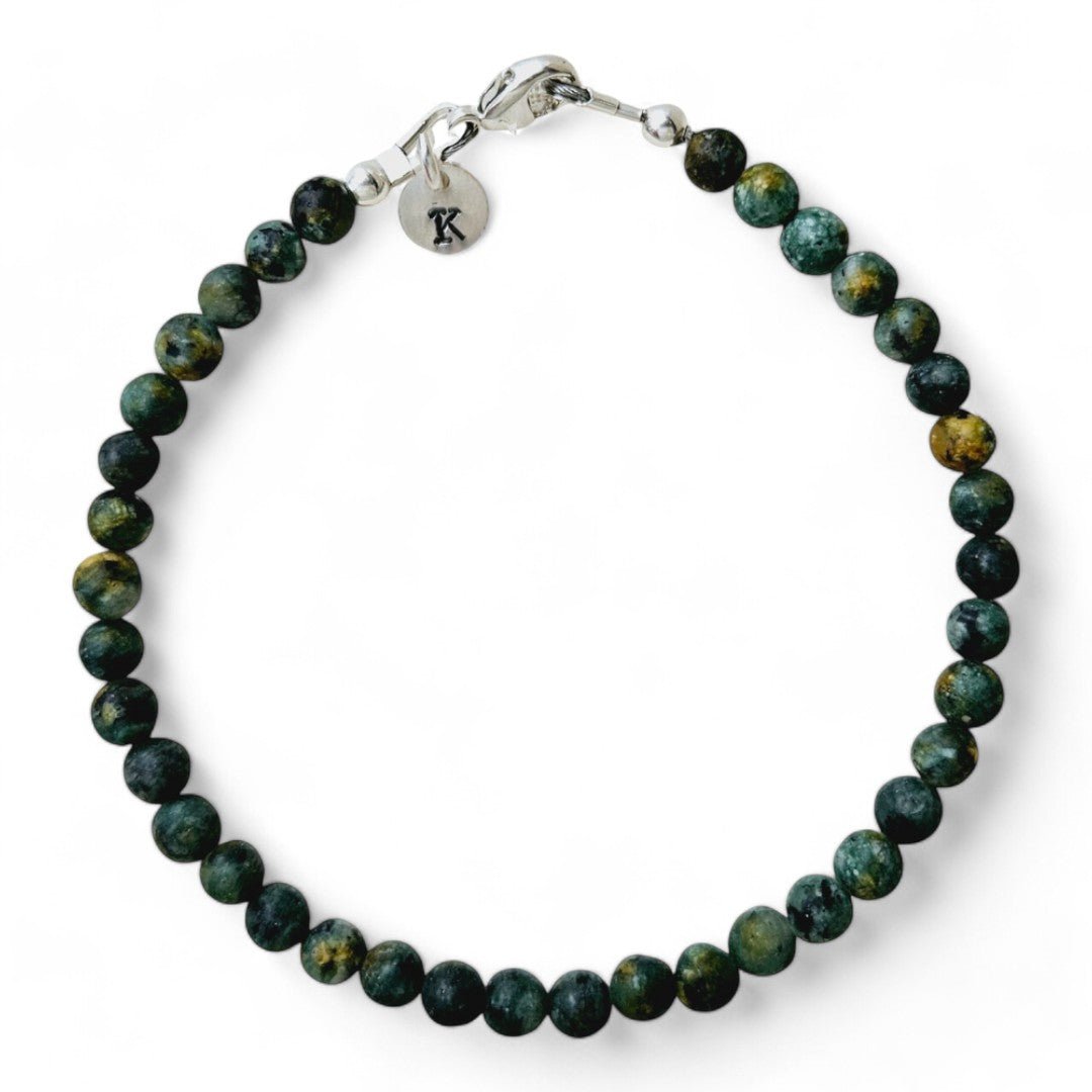 Zilveren armband heren Jules met 4mm natuursteenkralen, aan de sluiting hangt een zilveren initiaalbedel van 6mm