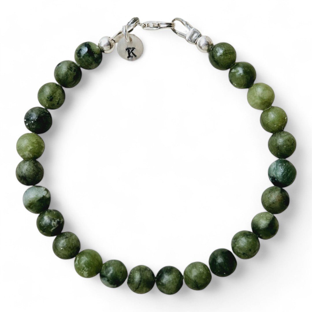Zilveren herenarmband Midas met 6mm natuursteenkralen Taiwan Jade, aan de slutiing hangt een zilveren initiaalbedel van 6mm