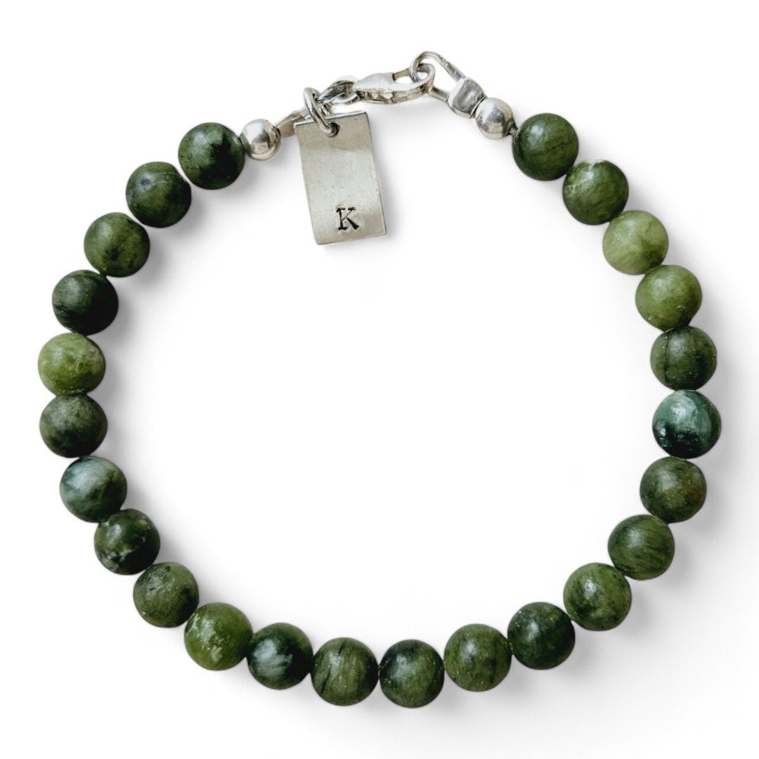 Zilveren herenarmband Midas met 6mm natuursteenkralen Taiwan Jade, aan de slutiing hangt een zilveren initiaalbedel