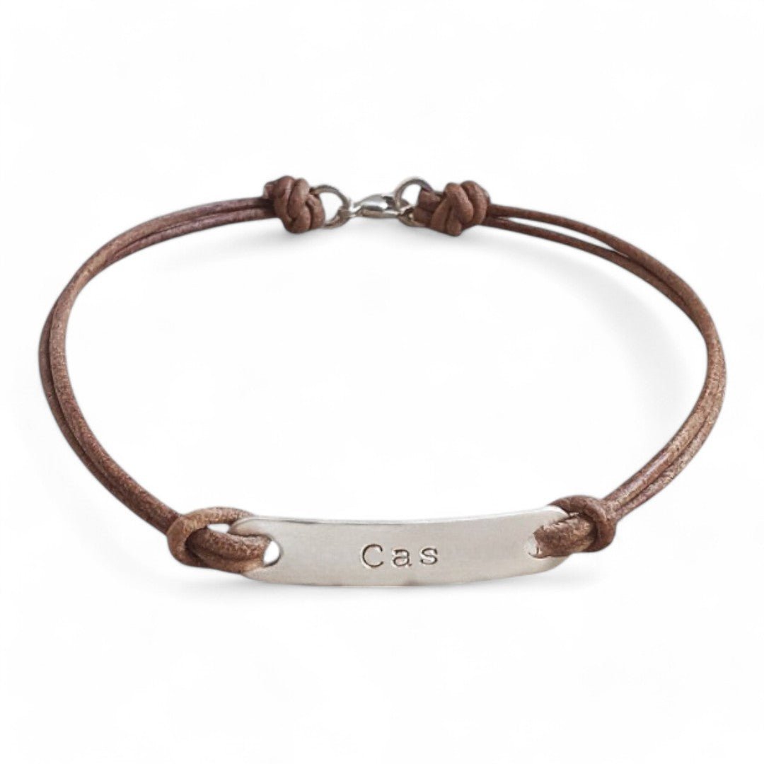Zilveren herenarmband met leren koord, op het zilveren plaatje kan een naam gestempeld worden
