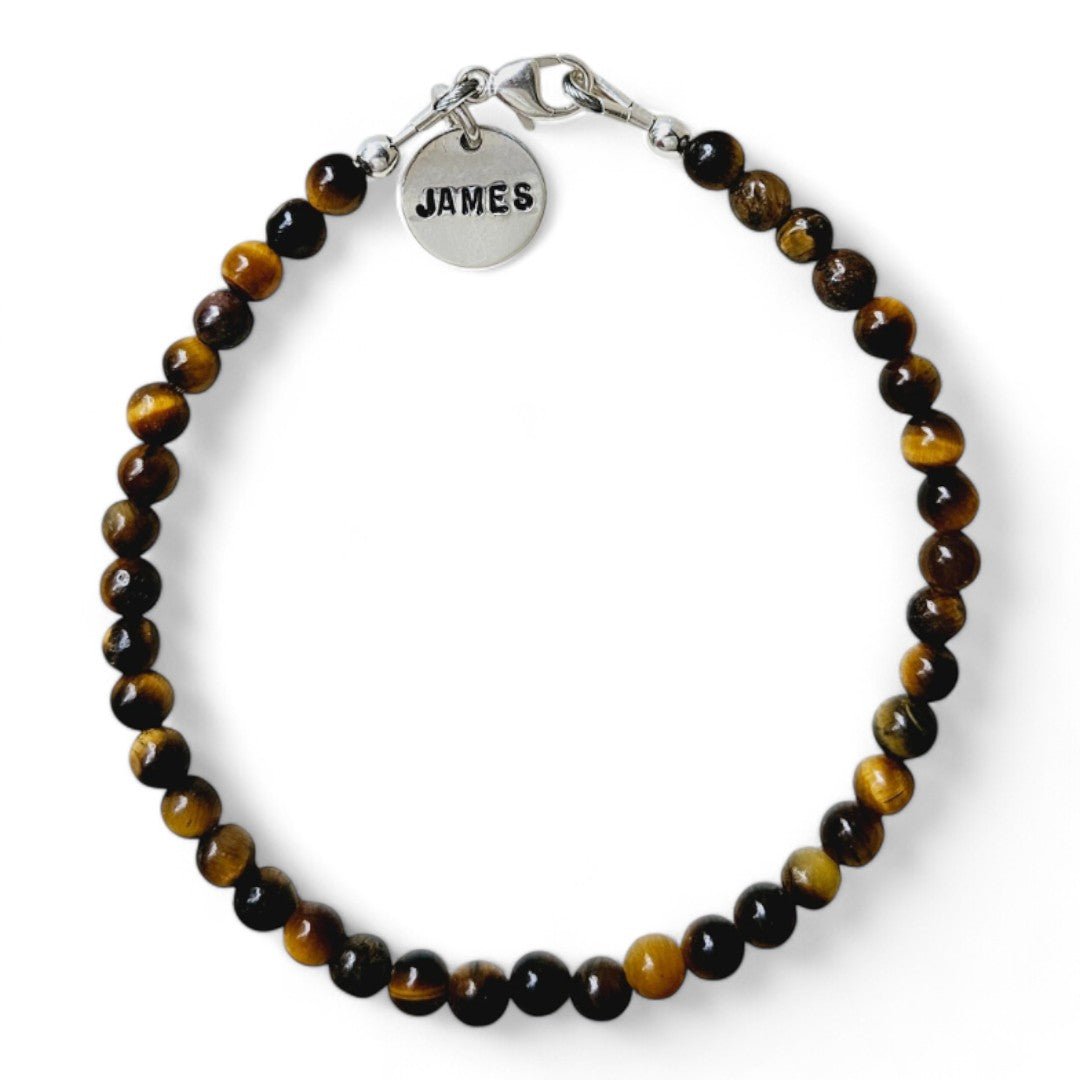 Zilveren herenarmband Faas met 4mm natuursteenkralen Tijgeroog, aan de sluiting hangt een naambedel