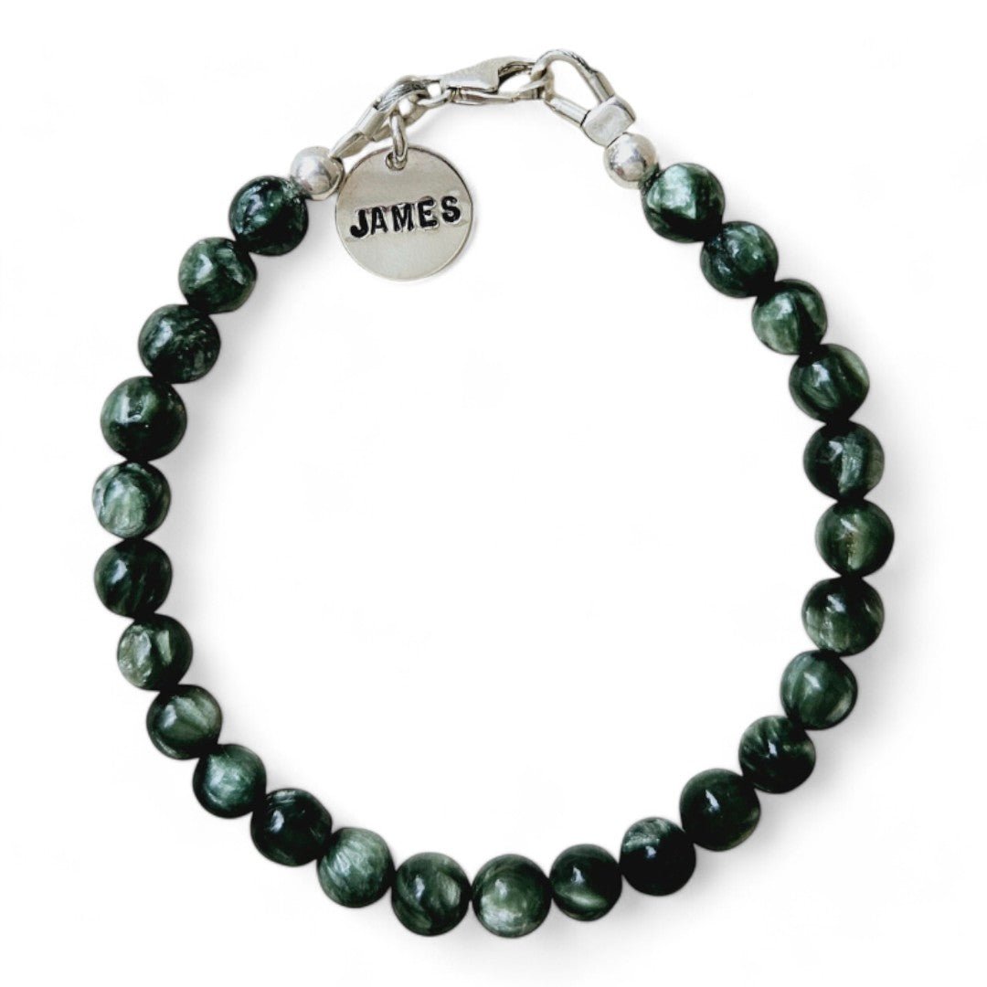 Zilveren herenarmband Hugo met 6mm natuursteenkralen Serafiniet, aan de sluiting hangt een zilveren naambedel