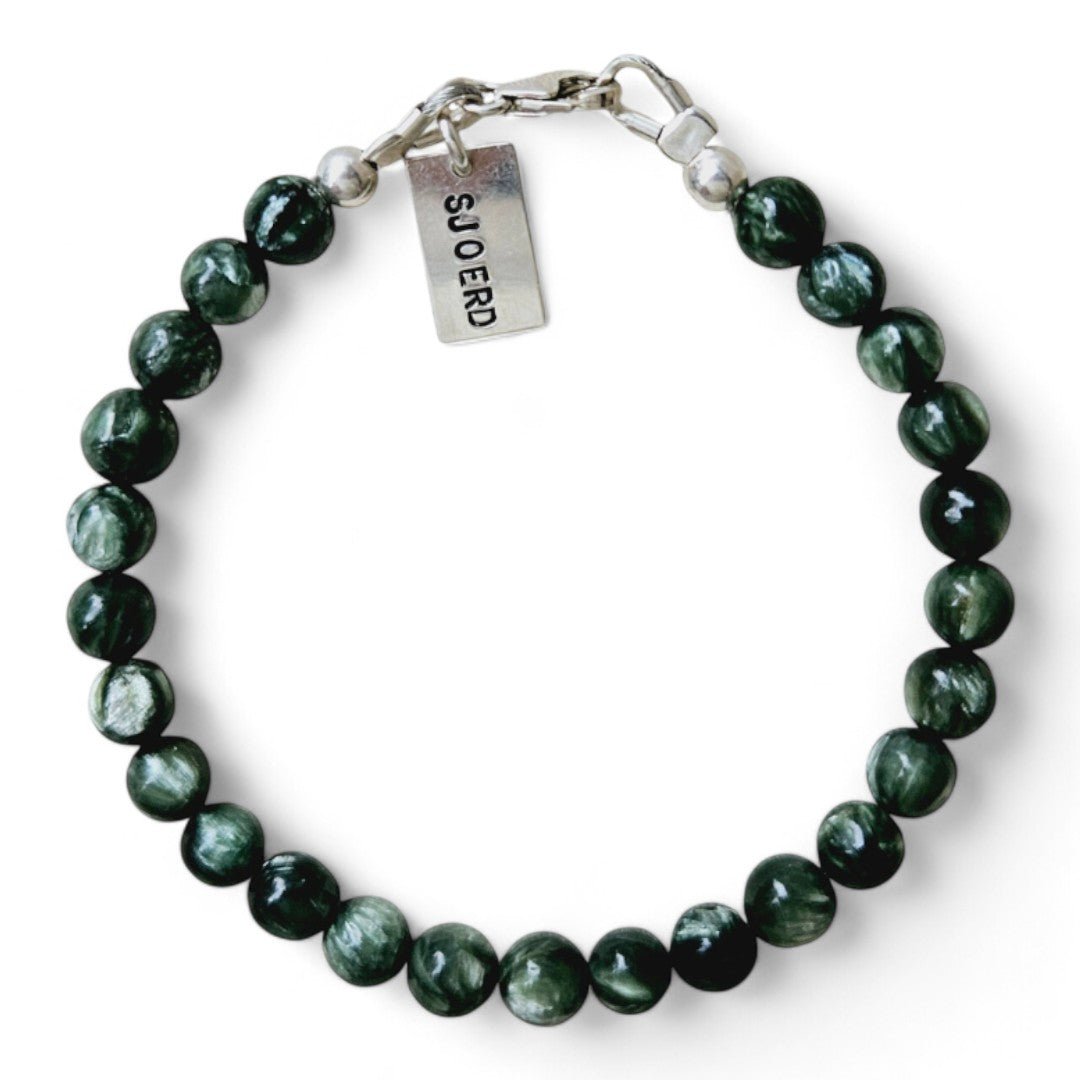 Zilveren herenarmband Hugo met 6mm natuursteenkralen Serafiniet, aan de sluiting hangt een zilveren naambedel