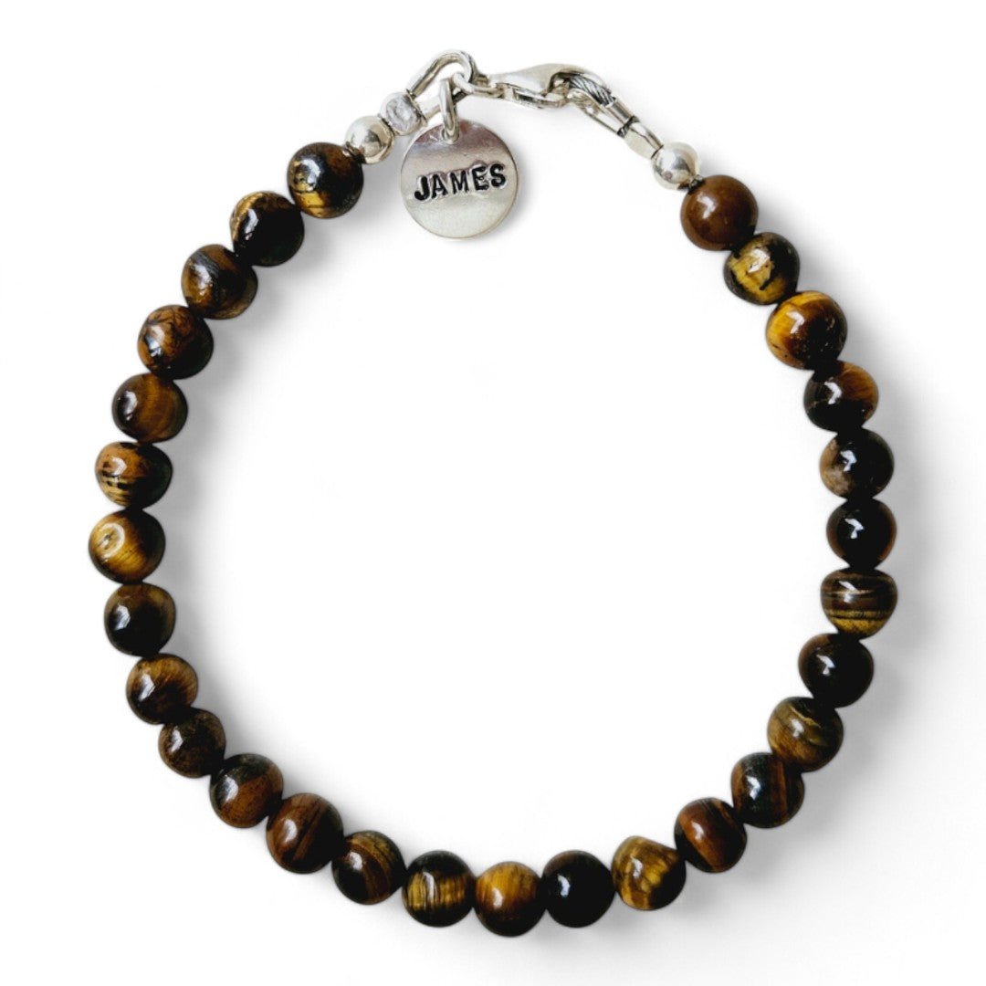 Zilveren herenarmband Ian met 6mm natuursteenkralen Tijgeroog, aan de sluiting hangt een zilveren naambedel