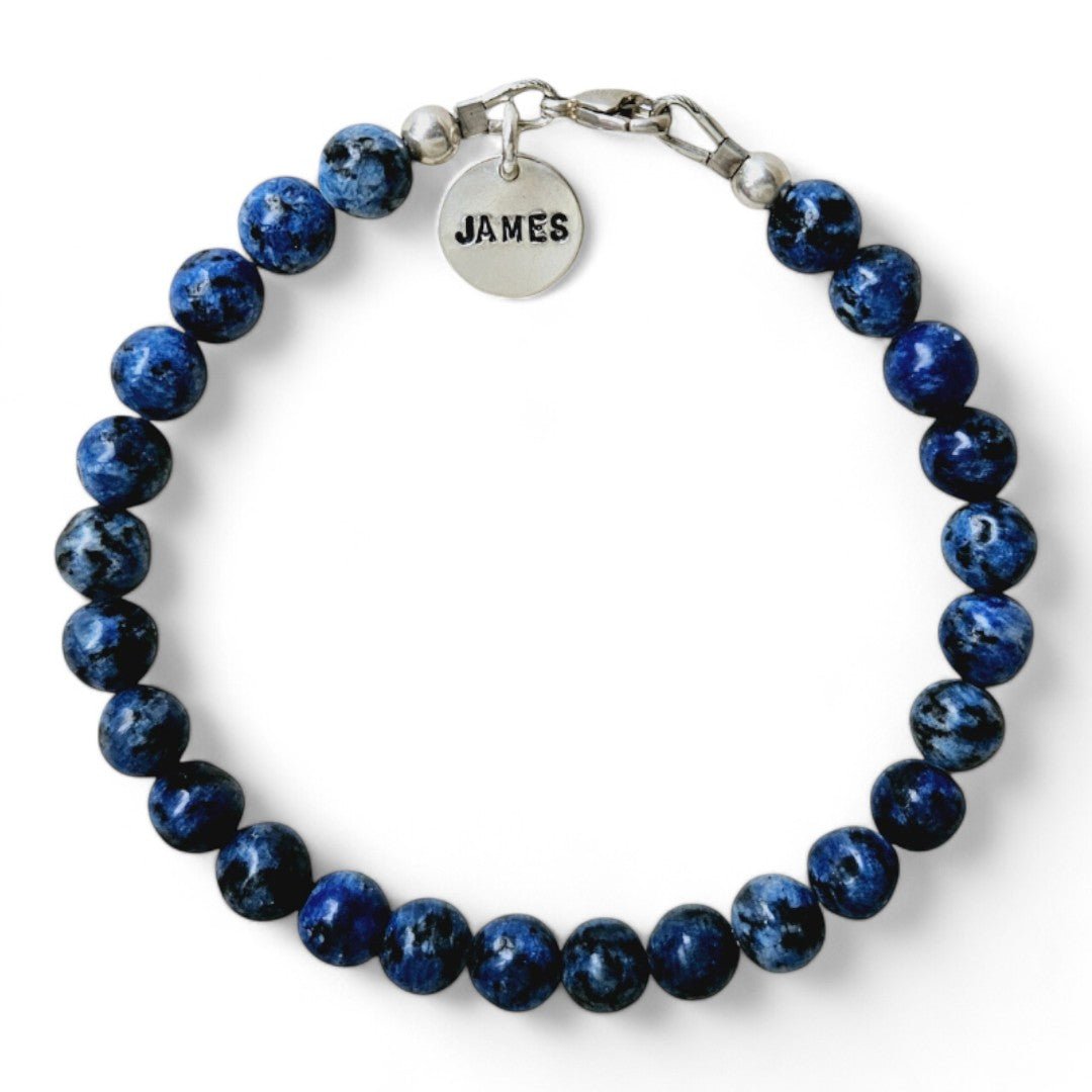 Zilveren herenarmband Jort met 6mm natuursteenkralen blauwe kwarts, aan de sluiting hangt een zilveren naambedel