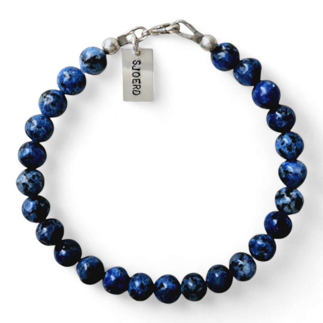 Zilveren herenarmband Jort met 6mm natuursteenkralen blauwe kwarts, aan de sluiting hangt een zilveren naambedel