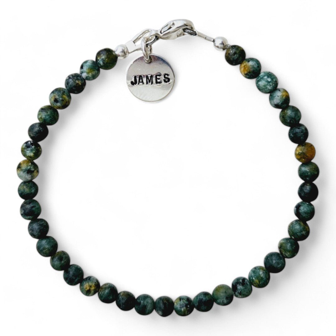 Zilveren herenarmband Jules met 4mm natuursteenkralen, aan de sluiting hangt een zilveren naambedel van 10mm