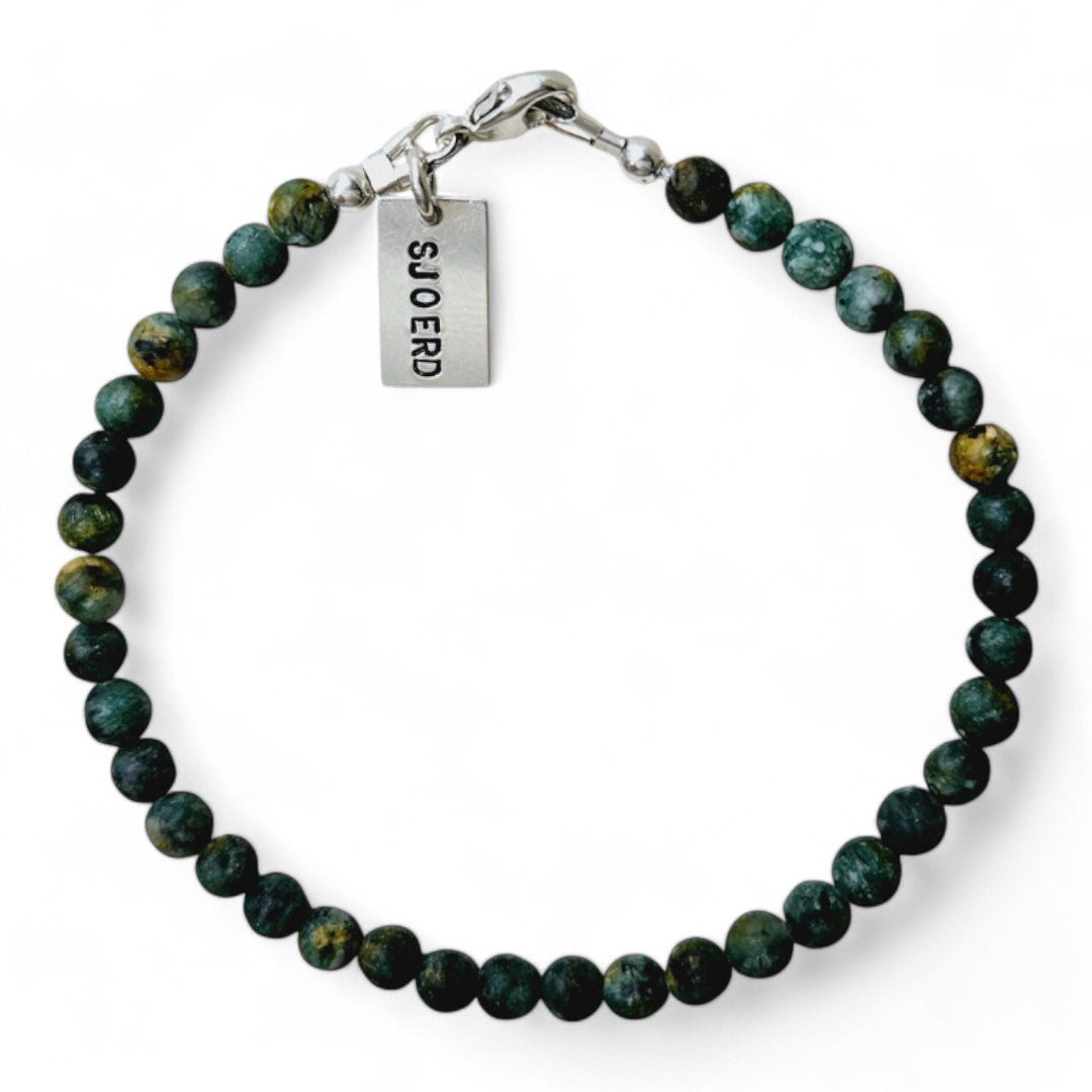 Zilveren herenarmband Jules met 4mm natuursteenkralen, aan de sluiting hangt een zilveren naambedel