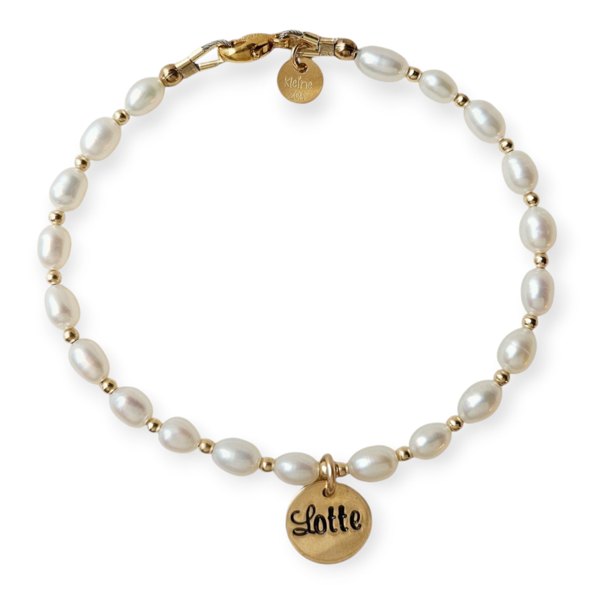 Armband met naam dames goud Luna.
Parels gecombineerd met 2mm gouden kralen. Aan de armband hangt een gouden 10mm naambedel