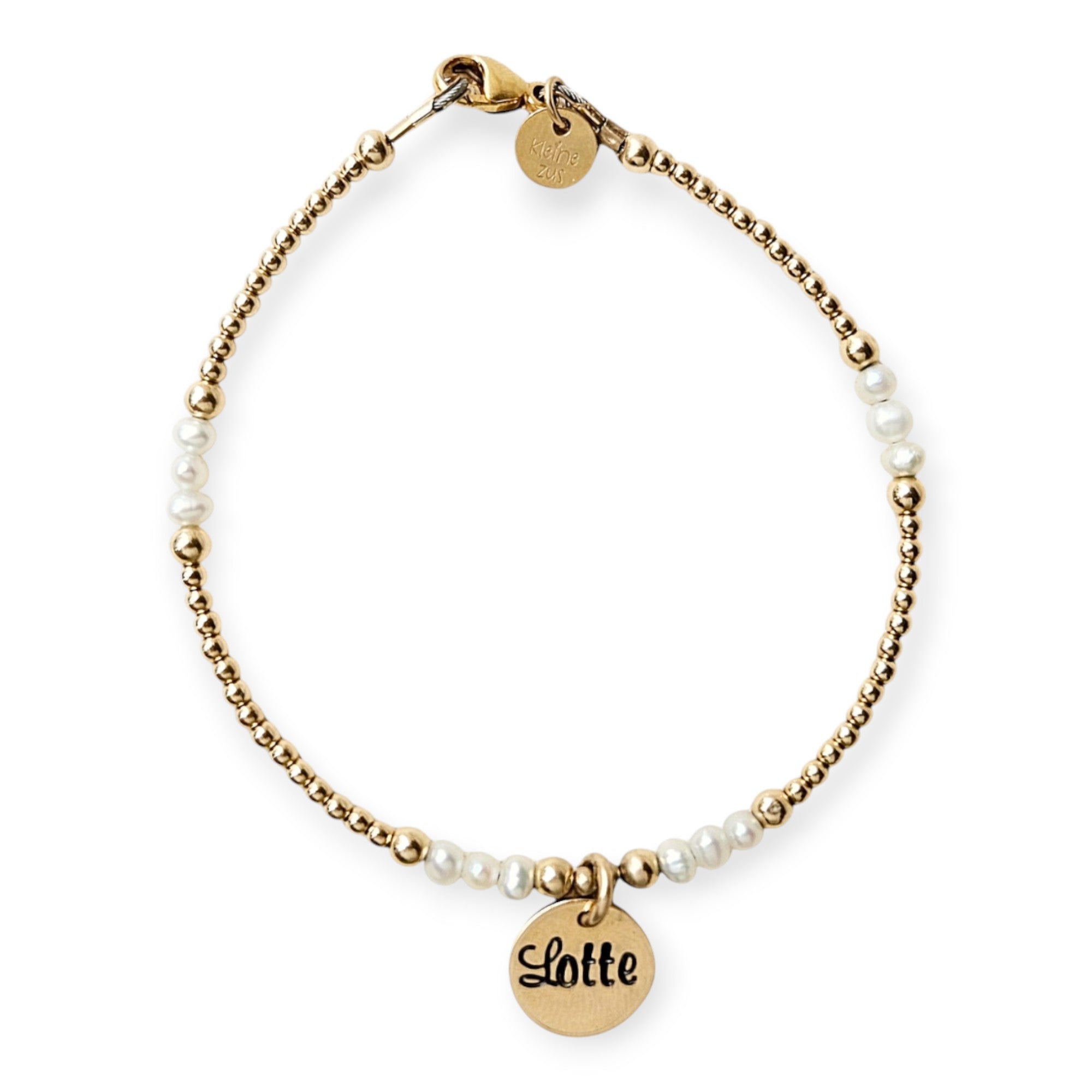Armband met naam dames goud Nova
2mm gouden kalen gecombineerd met parel. In het midden van de armband hangt een gouden naambedel van 10mm