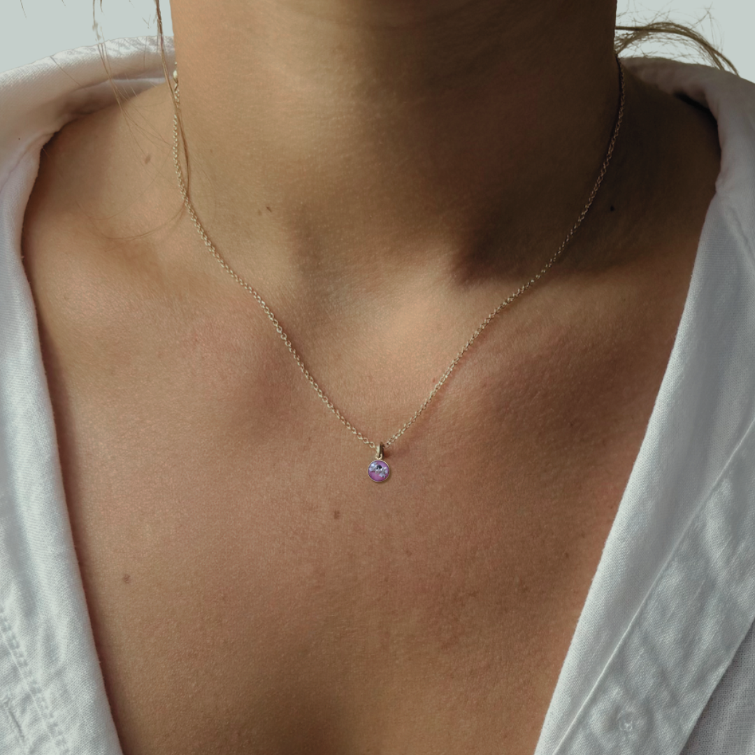 as ketting 14k gold filled goud met ashanger handgemaakt lila om nek