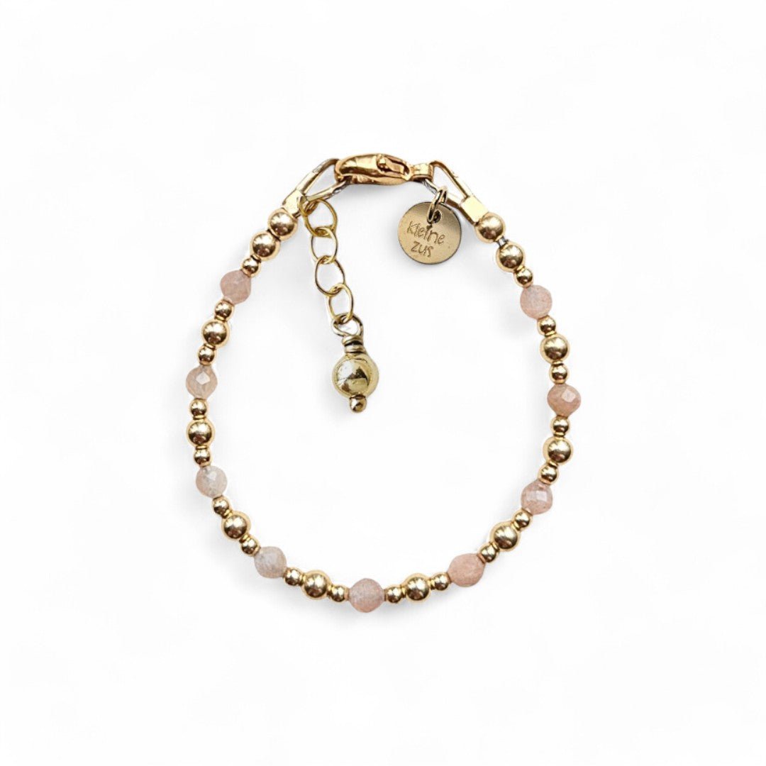 Gouden babyarmbandje Bella gemaakt van 2 en 3mm kraaltjes gecombineerd met  edelsteen