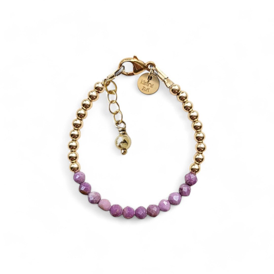 Gouden babyarmbandje Pien gemaakt van 3mm gouden kraaltjes gecombineerd met edelsteen