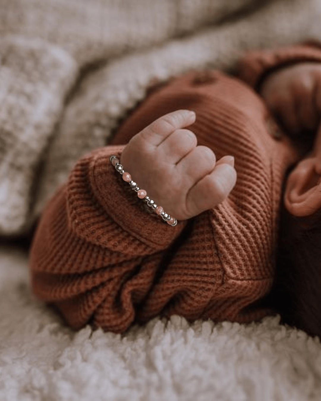 Zilveren babyarmbandje Bella gemaakt van 2 en 3 mm kraaltjes gecombineerd met edelsteen