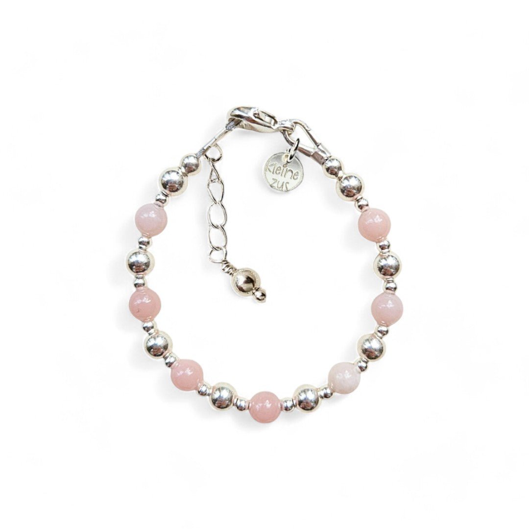 Zilveren babyarmbandje Evelien gemaakt van 2 en 4 mm kraaltjes gecombineerd met roze opaal