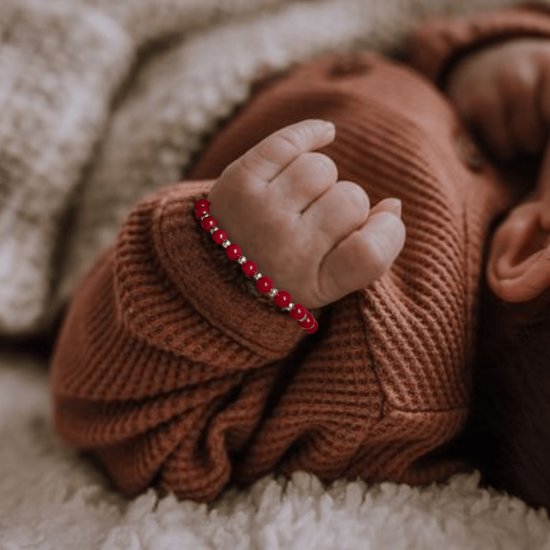 Zilveren babyarmbandje Lauren gemaakt van 2mm kraaltjes gecombineerd met bloedkoraal