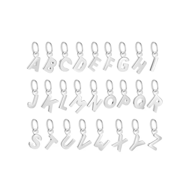 Zilveren letter hanger voor aan oorbel of armband