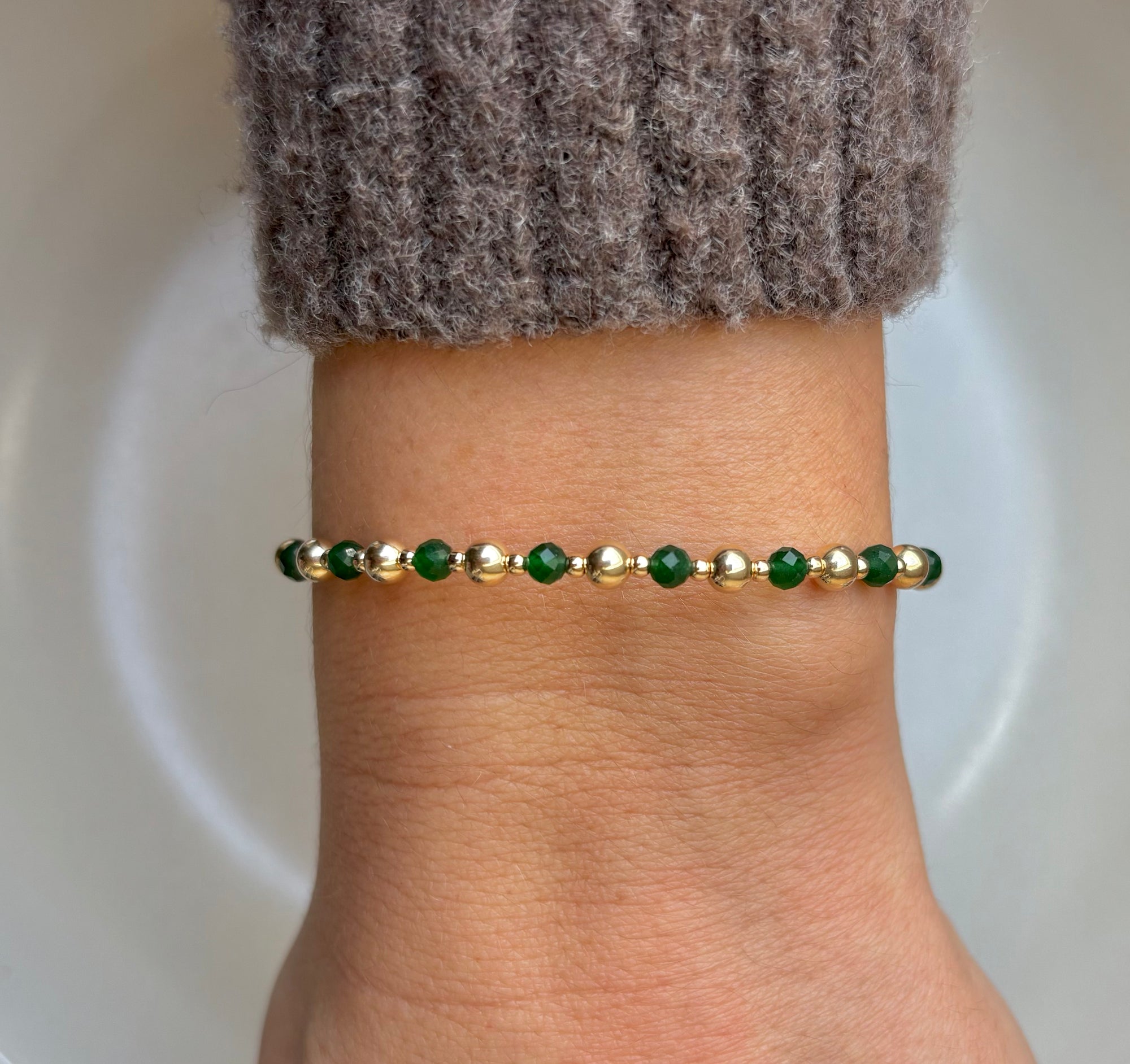 Gouden dames armband gemaakt van 3mm gouden kralen in combinatie met edelsteen 