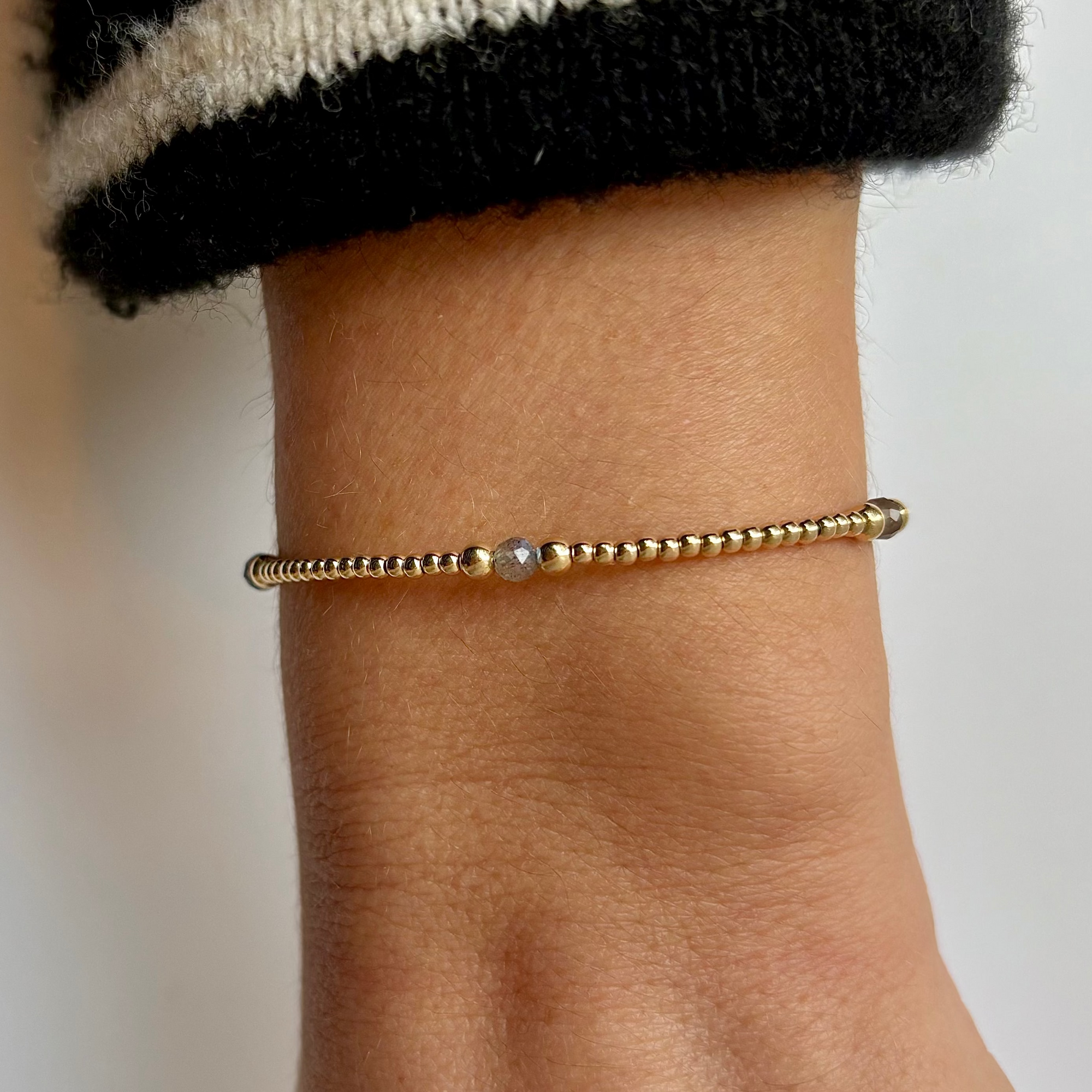 Prachtige gouden dames armband gemaakt van 2 en 3 mm gouden kralen gecombineerd met een edelsteen naar keuze.