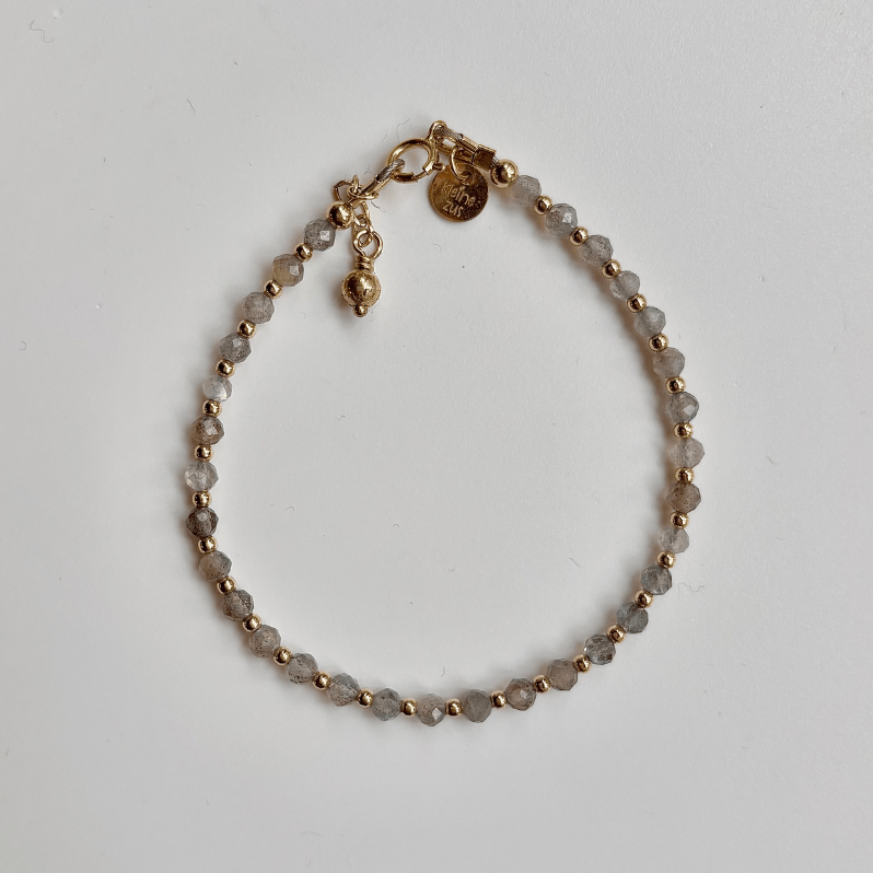 Gouden dames armband gemaakt van 3mm gouden kralen in combinatie met edelsteen 