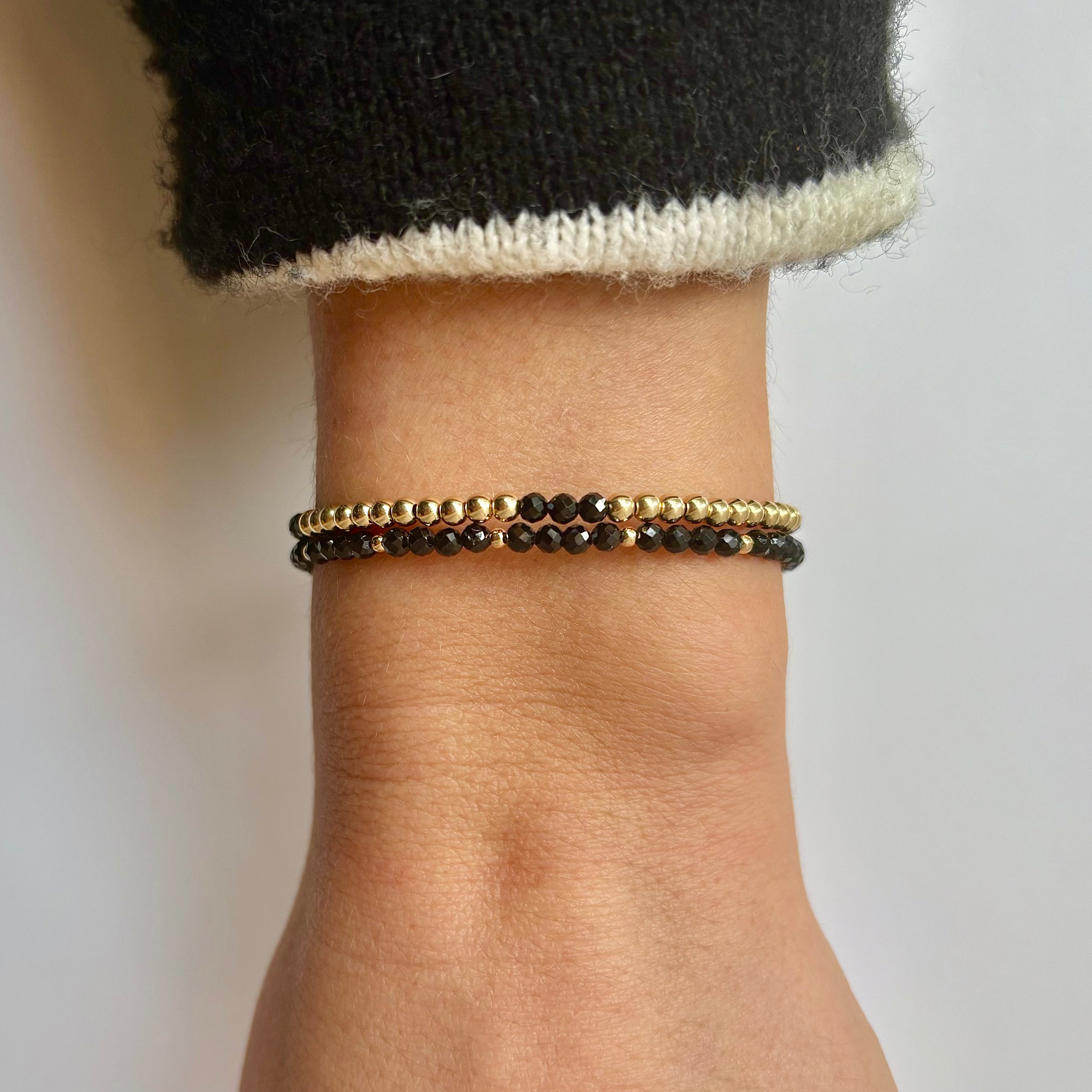 Gouden dames armband gemaakt van 3mm gouden kralen in combinatie met edelsteen 