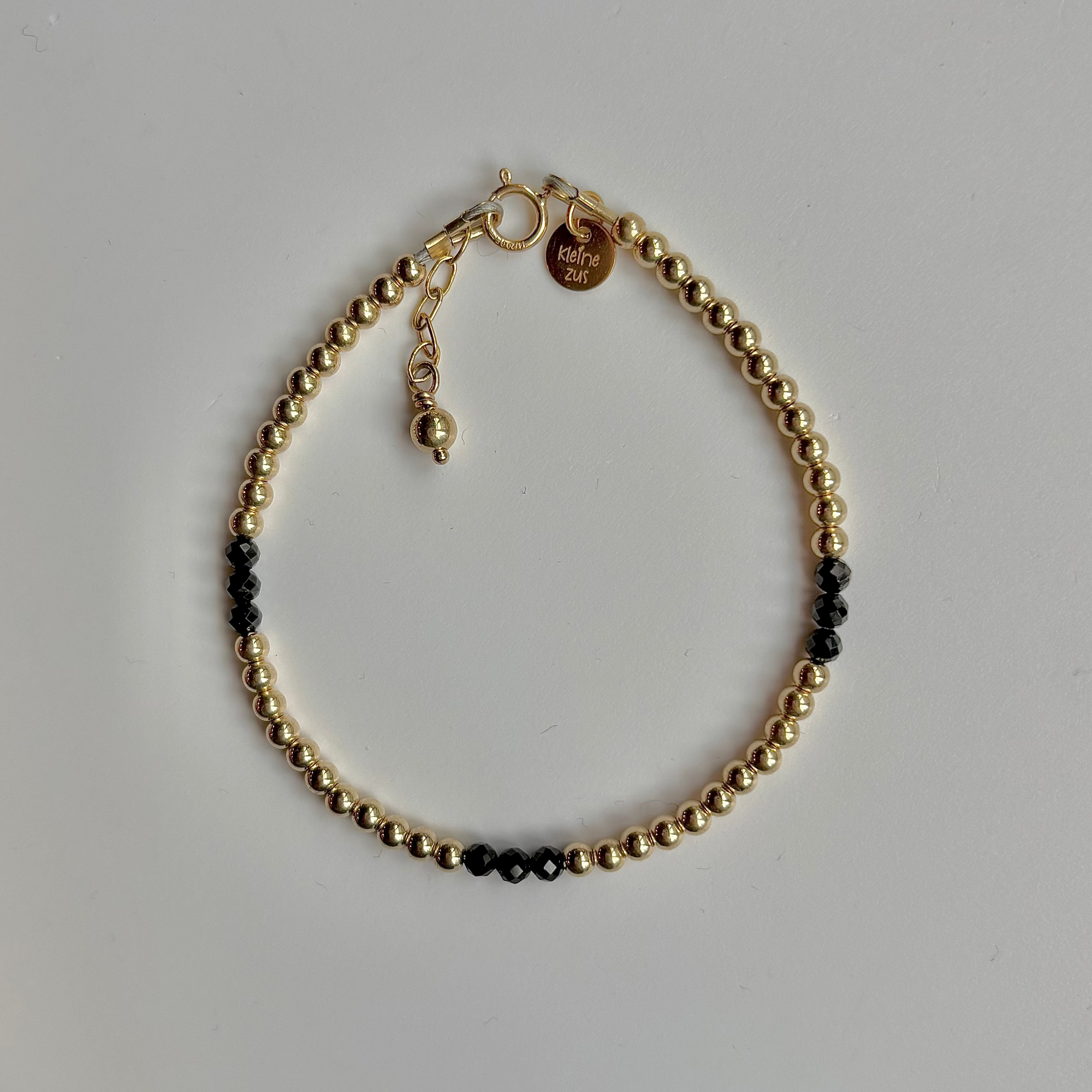 Gouden dames armband gemaakt van 3mm gouden kralen in combinatie met edelsteen 