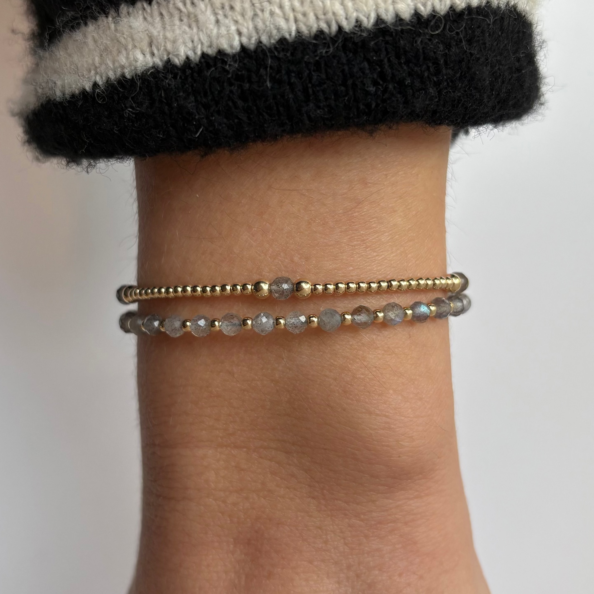 Prachtige gouden dames armband gemaakt van 2 en 3 mm gouden kralen gecombineerd met een edelsteen naar keuze.