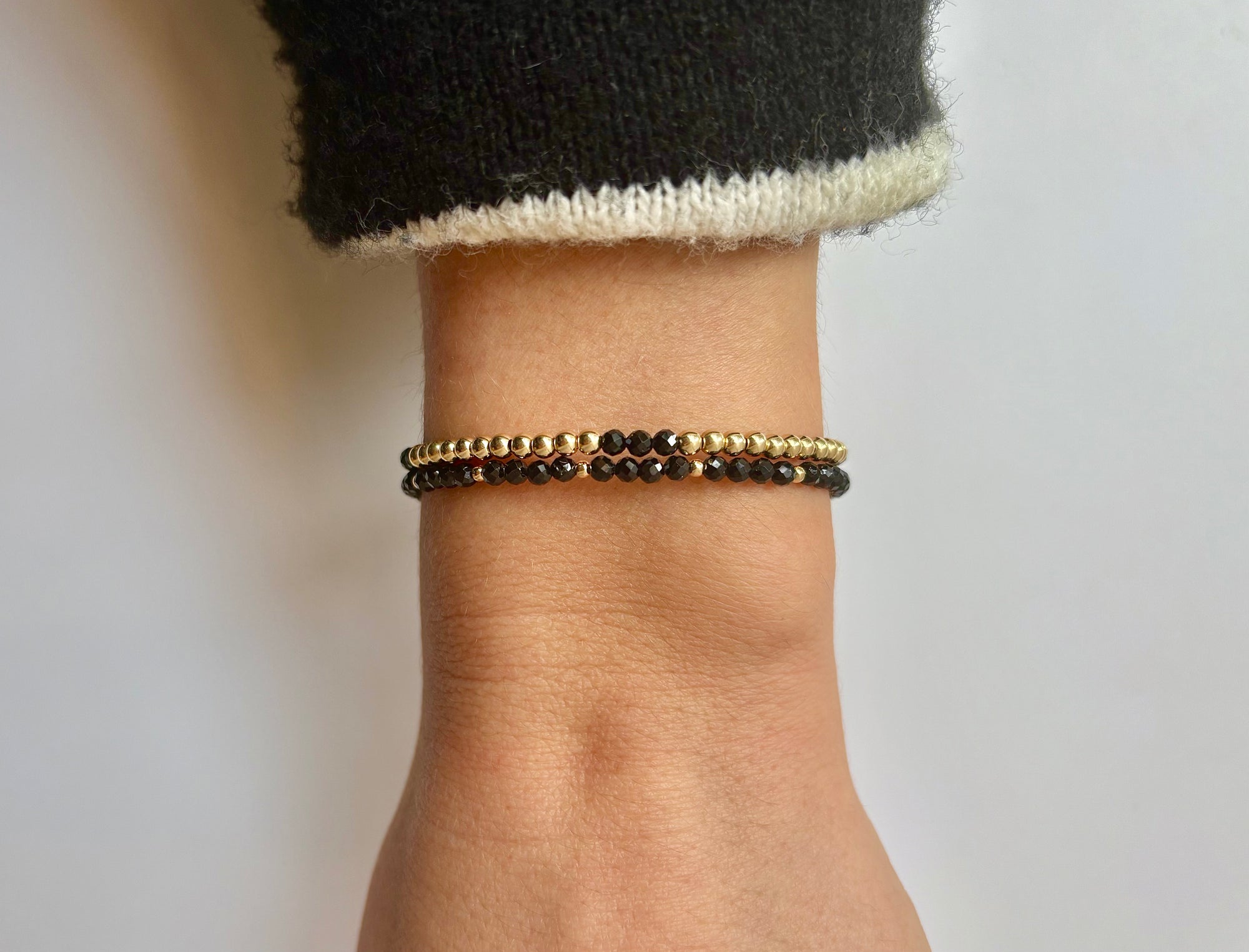 Gouden dames armband gemaakt van 3mm gouden kralen in combinatie met edelsteen 