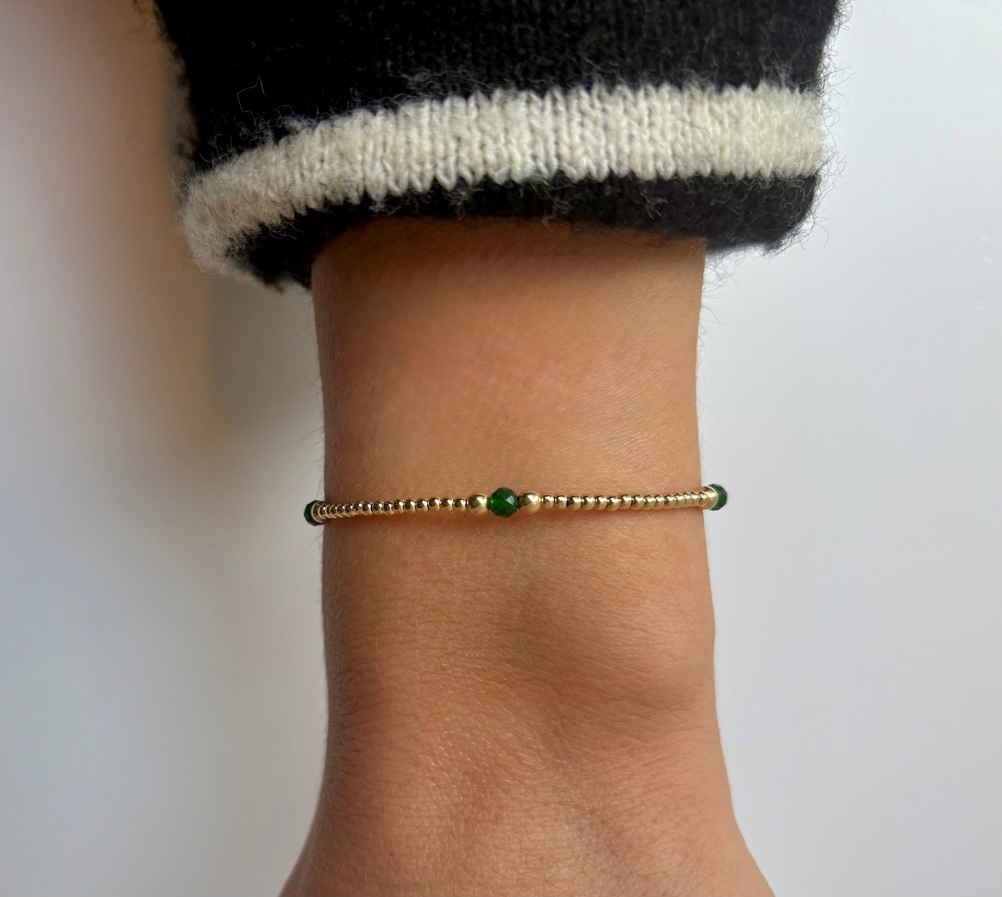 Gouden dames armband gemaakt van 3mm gouden kralen in combinatie met edelsteen 