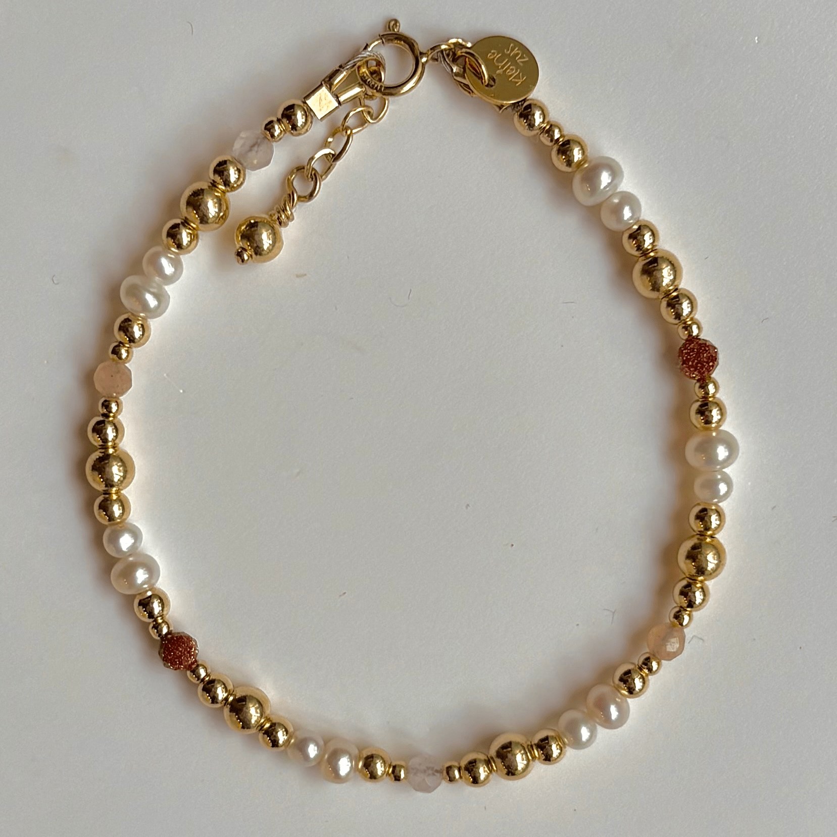 Gouden dames armband gemaakt van 3mm gouden kralen in combinatie met edelsteen 